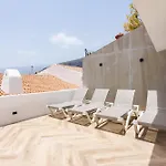 Home2book Coastal Chic Apt, Huge Private Terrace بيت للعطل