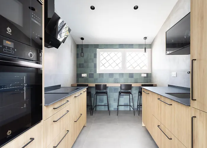 Home2book Coastal Chic Apt, Huge Private Terrace בית נופש קנדלריה