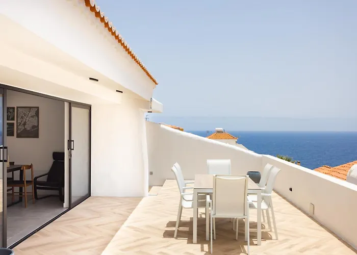 Home2book Coastal Chic Apt, Huge Private Terrace בית נופש