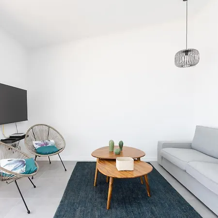 בית נופש Home2book Coastal Chic Apt, Huge Private Terrace קנדלריה