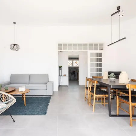 בית נופש Home2book Coastal Chic Apt, Huge Private Terrace קנדלריה